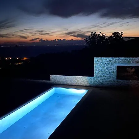 Villa Lovely 3-Bed Villa Private Pool In Agios Nikolaos *
